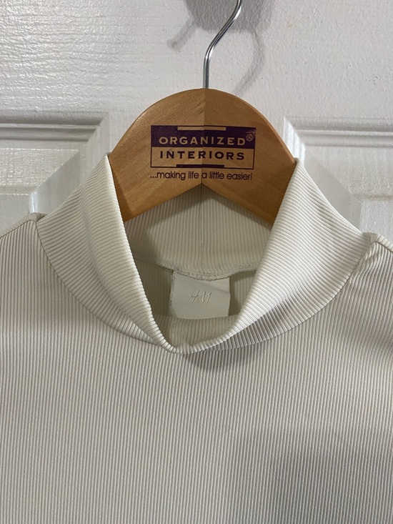 H&M Ribbed Mock Neck Top in Cream - Picture 2 of 5